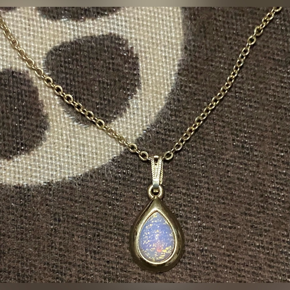 🦋Zarah Gold-plated chain, with opal pendant 🦋